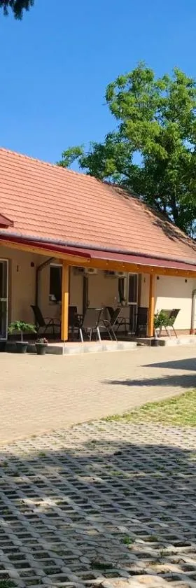 Léna Vendégház，位于鲍洛通拜雷尼的酒店