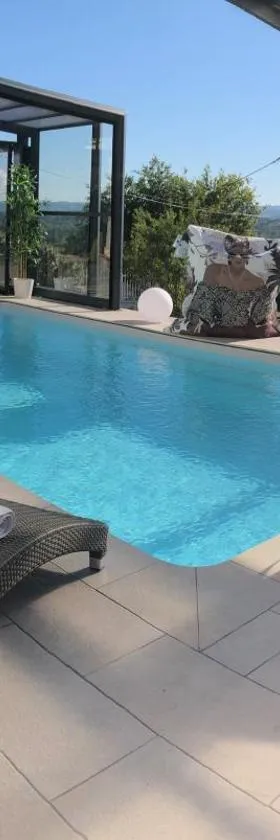 logement avec piscine couverte chauffée du 15 avril à octobre et spa privatifs, vue，位于Estivareilles的酒店