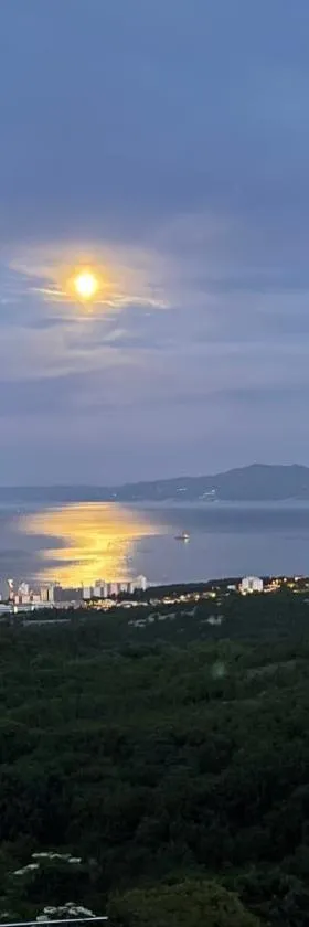 TERRA MAGICA DELUXE Apartment Or Room with Private Parking, Terrace and Sea View，位于里耶卡的酒店