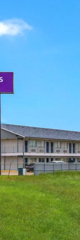 Knights Inn North Richland Hills，位于北里奇兰希尔斯的酒店