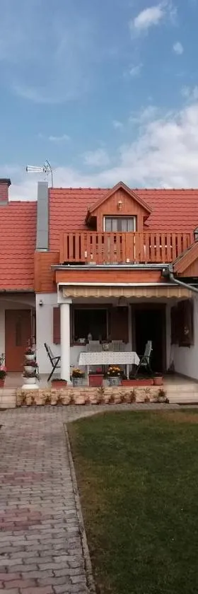 Tamás Bátya Kunyhója，位于巴拉通马里亚弗都的酒店