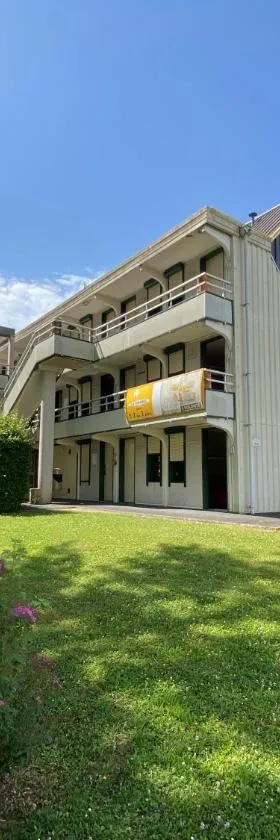 布瑞福东加拉德普瑞米尔经典酒店，位于布里夫拉盖亚尔德的酒店