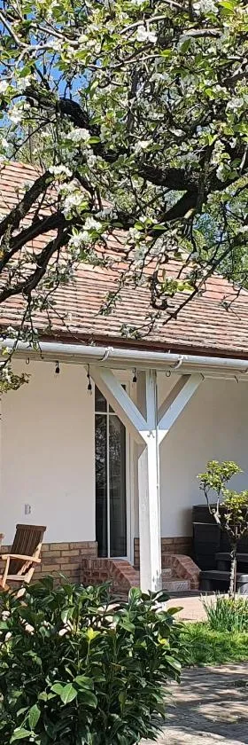 Héthatár Wellness Vendégház - Fecskefészek，位于Pusztavacs的酒店