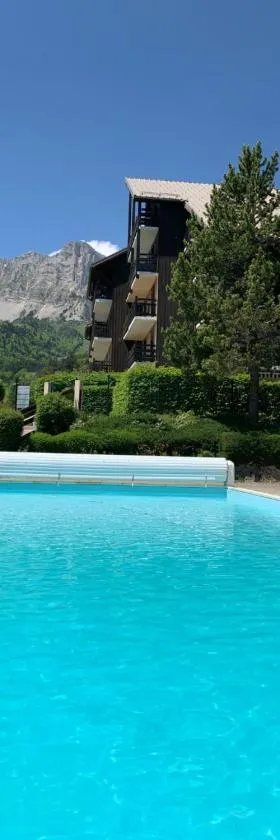 Studio 4 personnes Résidence les Centaurées，位于韦尔科尔地区格雷斯的酒店