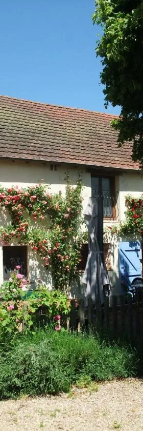 Chambres d'hôtes La Loge Sagrolle，位于Urciers的酒店