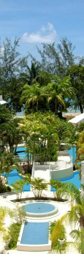 Savannah Beach Club Hotel，位于布里奇敦的酒店