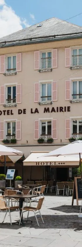 Logis - Hotel De La Mairie，位于埃姆布能的酒店