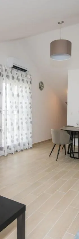 Apartment Skylight，位于科斯特雷纳的酒店