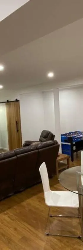Spacious, Contemporary and Self-Contained with Beautiful Views，位于金斯顿的酒店