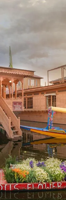 WelcomHeritage Gurkha Houseboats，位于Srīnagar的酒店