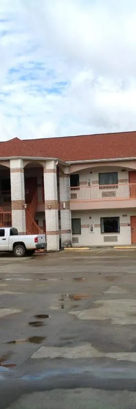 Executive Inn & Suites，位于Shepherd的酒店