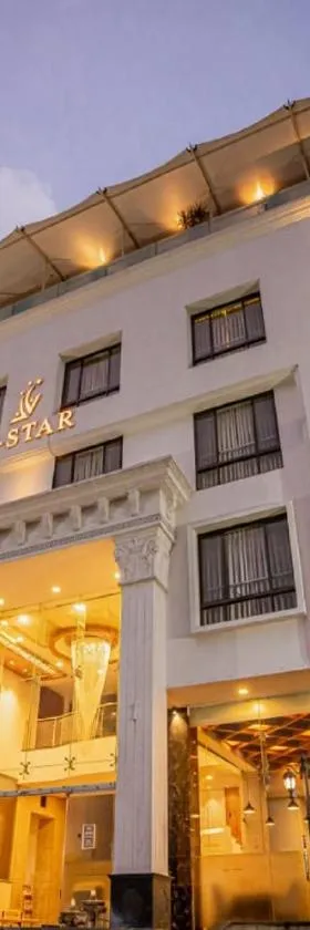 V Star，位于艾哈迈德讷格尔的酒店