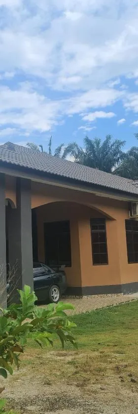 Enalys Homestay untuk orang islam sahaja，位于Kampung Bota Kiri的酒店