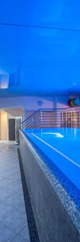 SkyHotelGwarna，位于莱格尼察的酒店
