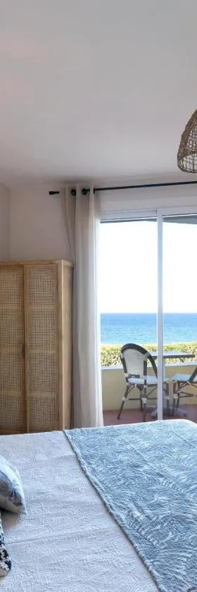 "Cap Riviera" Hotel & Restaurant Saint Aygulf，位于圣艾格夫的酒店