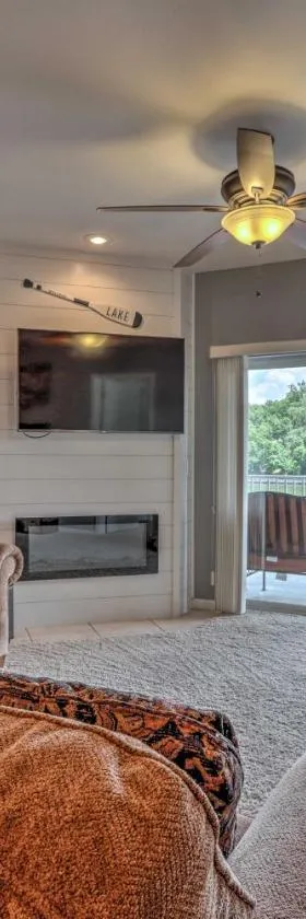 Lake View, Pool Access Idyllic Camdenton Condo!，位于卡姆登顿的酒店