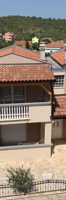 Apartments Mais Tisno，位于迪斯诺的酒店