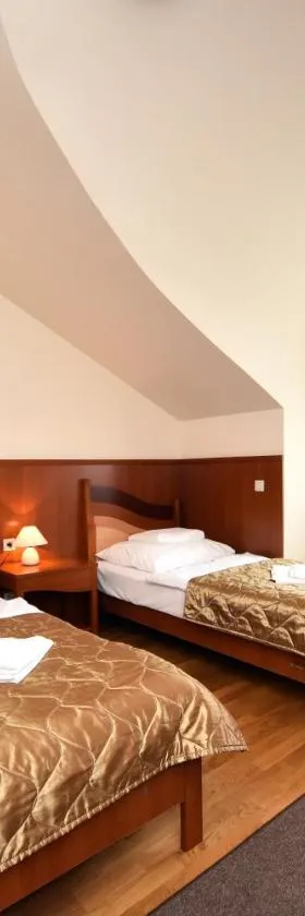 Hotel Kumánia，位于Kisújszállás的酒店