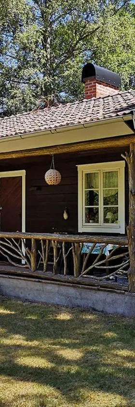 Mysig stuga med öppen spis och uteplats，位于Fröseke的酒店