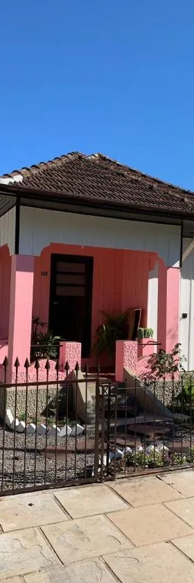 CASA TREIN - há 20 minutos do centro de Gramado，位于特雷斯科罗阿斯的酒店