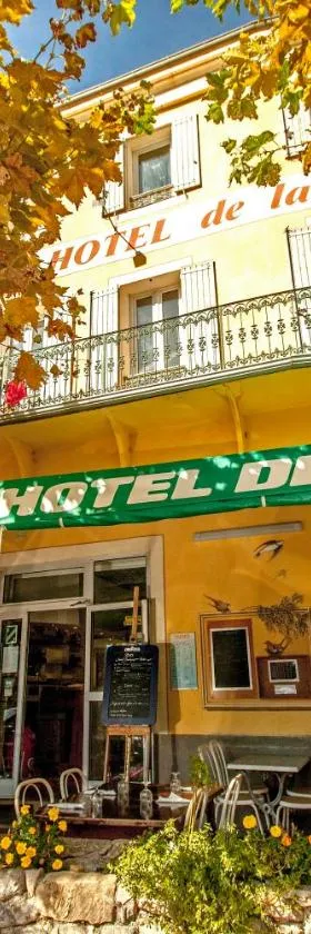 Hôtel de la Place，位于Mézel的酒店