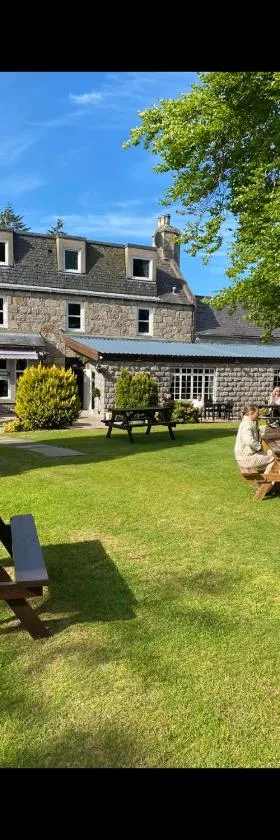 Bennachie Lodge Hotel in Kemnay，位于因弗鲁里的酒店