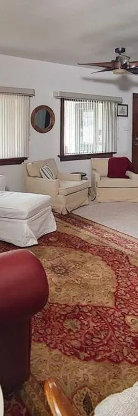 Huge historic, w/large yard & close to beach，位于马尼斯蒂的酒店