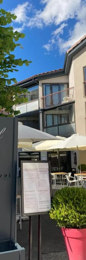 Logis Hotel Restaurant des Voyageurs，位于勒马尔奇奥·维勒的酒店