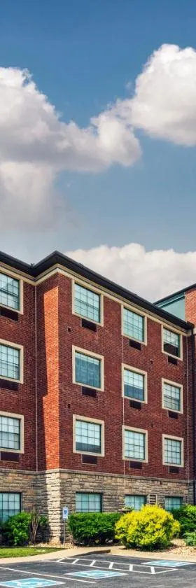 Holiday Inn Express & Suites Tulsa S Broken Arrow Hwy 51 by IHG，位于布罗肯阿罗的酒店