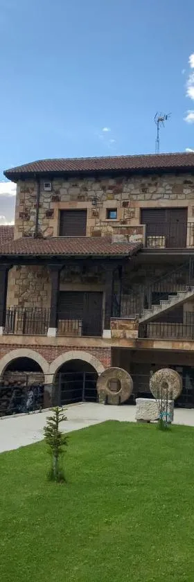 Apartamentos La Fabrica，位于Villaluenga de la Vega的酒店