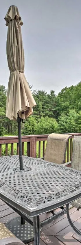 Deck, Fire Pit and Yard Mountain Escape!，位于Benezette的酒店