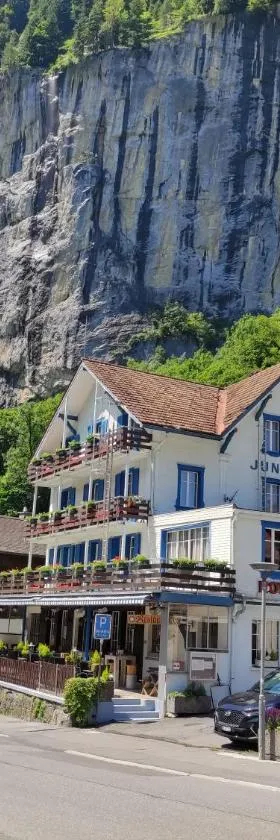 Hotel Restaurant Jungfrau，位于劳特布龙嫩的酒店