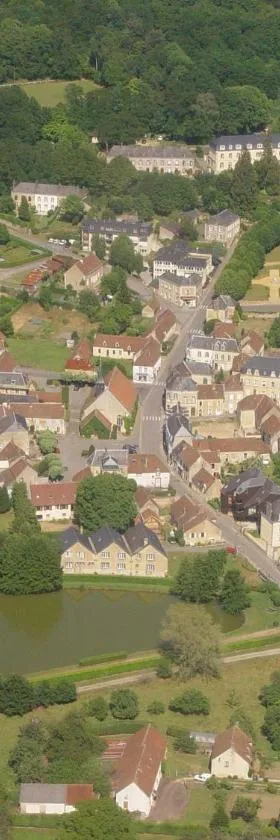 Maison dans le bourg，位于La Chapelle-Montligeon的酒店