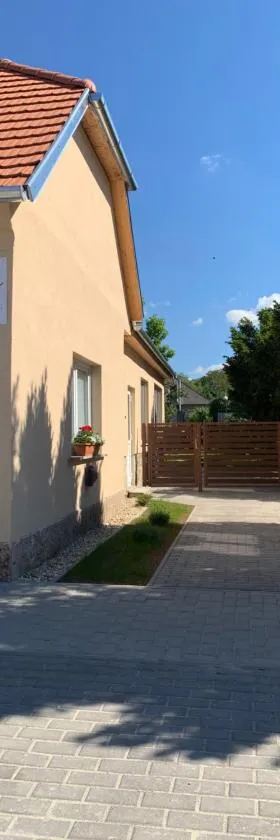 Ica Vendégház，位于Süttő的酒店