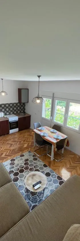 Entire 1-bedroom apartment with free parking，位于波德戈里察的酒店