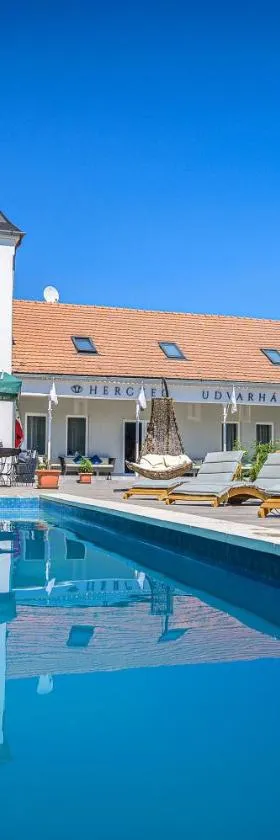 Herczeg Udvarház Poroszló，位于波罗斯洛的酒店