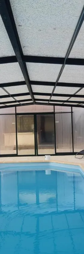 maison a la campagne avec piscine，位于Flayat的酒店