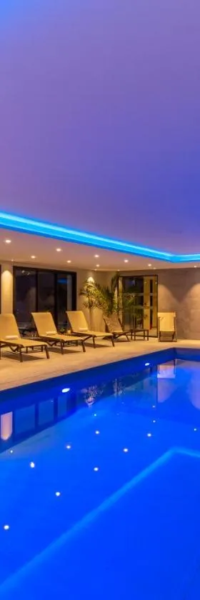 Hôtel L'Escale - Piscine & SPA，位于埃斯卡勒的酒店
