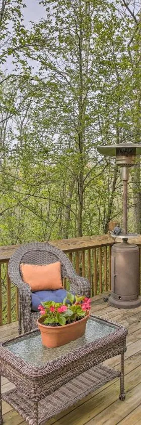 Resort Cabin with Fire Pit Golf, Hike and Play!，位于Rothbury的酒店