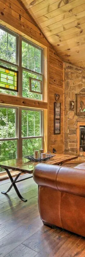 Butler Cabin on 19 Acres with Hot Tub and Fire Pit!，位于Butler的酒店