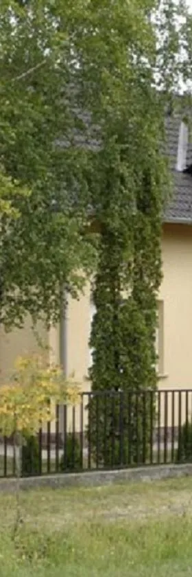 14 férőhelyes ház saját stéggel, játszótérrel Balatonfenyvesen vízparti utcában，位于鲍洛通费尼韦什的酒店