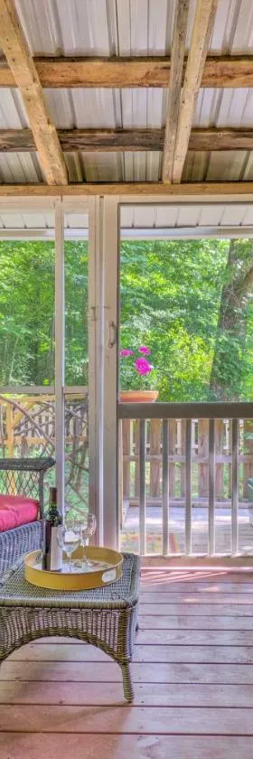 The Country Cottage in Union Mills with Porch!，位于Union Mills的酒店