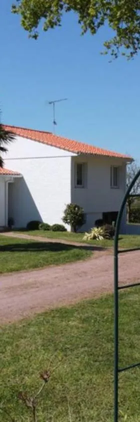 Maison de vacances avec Spa et sauna à Commequiers, 12 à 14 personnes，位于Commequiers的酒店