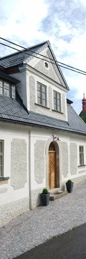 Baroque chaplain house Kaplanka 1796 A. D. - historical luxury apts in Bohemian Paradise，位于Železný Brod的酒店