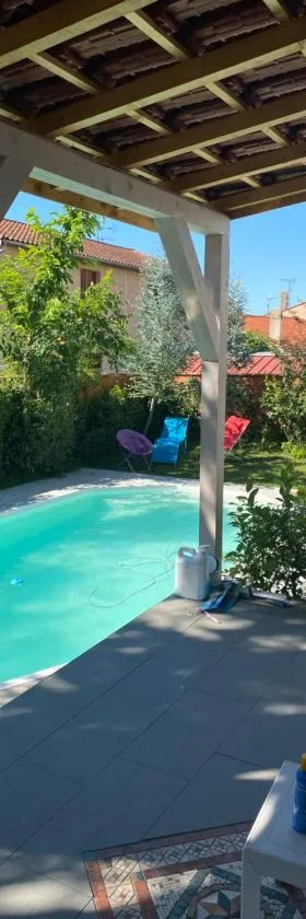 CUGNAUX Toulouse Metropole OUEST Chambre Privée de Luxe - SDB WC privée Terrasse Piscine Aqua Bike，位于Cugnaux的酒店