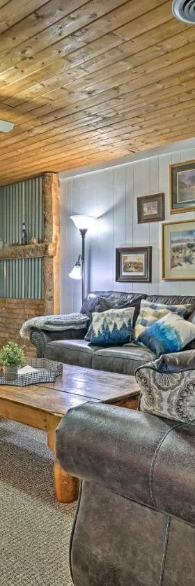 Charming Pioche Apartment on Main St Near Hiking!，位于Pioche的酒店