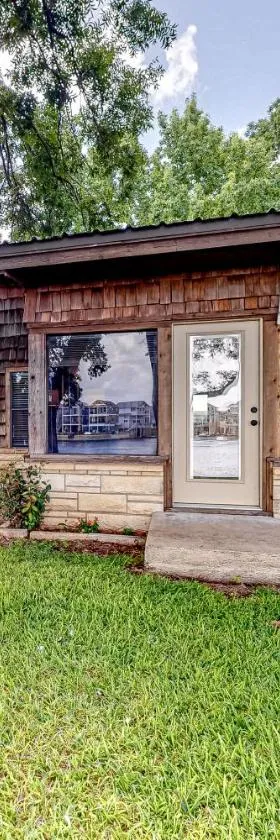 Little House on LBJ，位于Kingsland的酒店