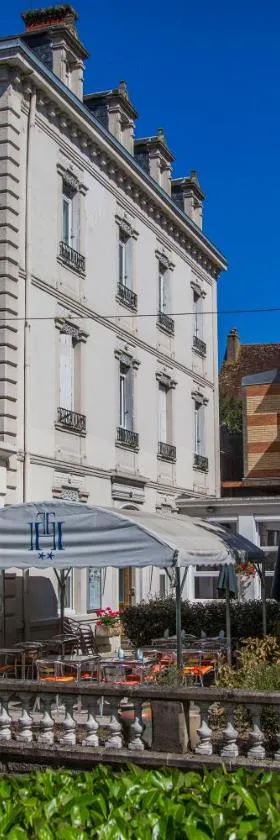 Hôtel des Thermes，位于波旁拉尔尚博的酒店
