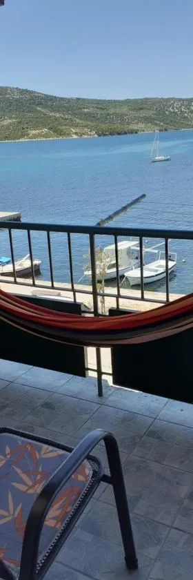 Sea View Apartment Sunrise Poljica & Blue Lagoon Rent A Boat，位于波尔吉察的酒店