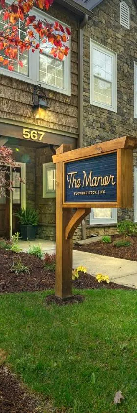 The Blowing Rock Manor，位于布洛英罗克山的酒店